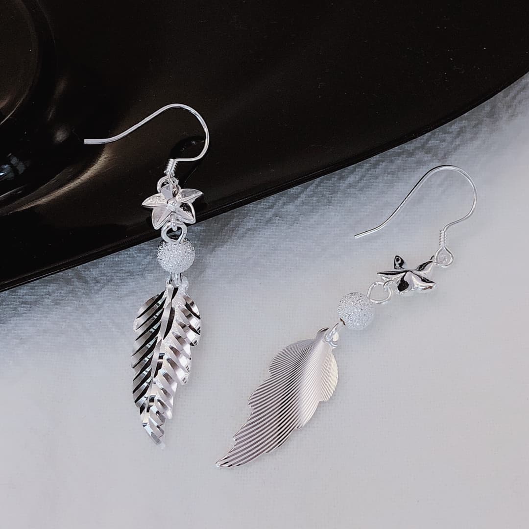 Aretes de plata con diseño de estrella y pluma