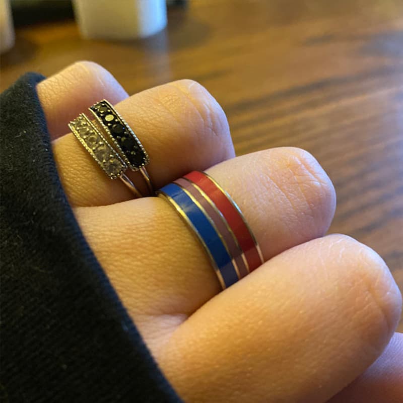 Anillo de acero inoxidable con diseño geométrico