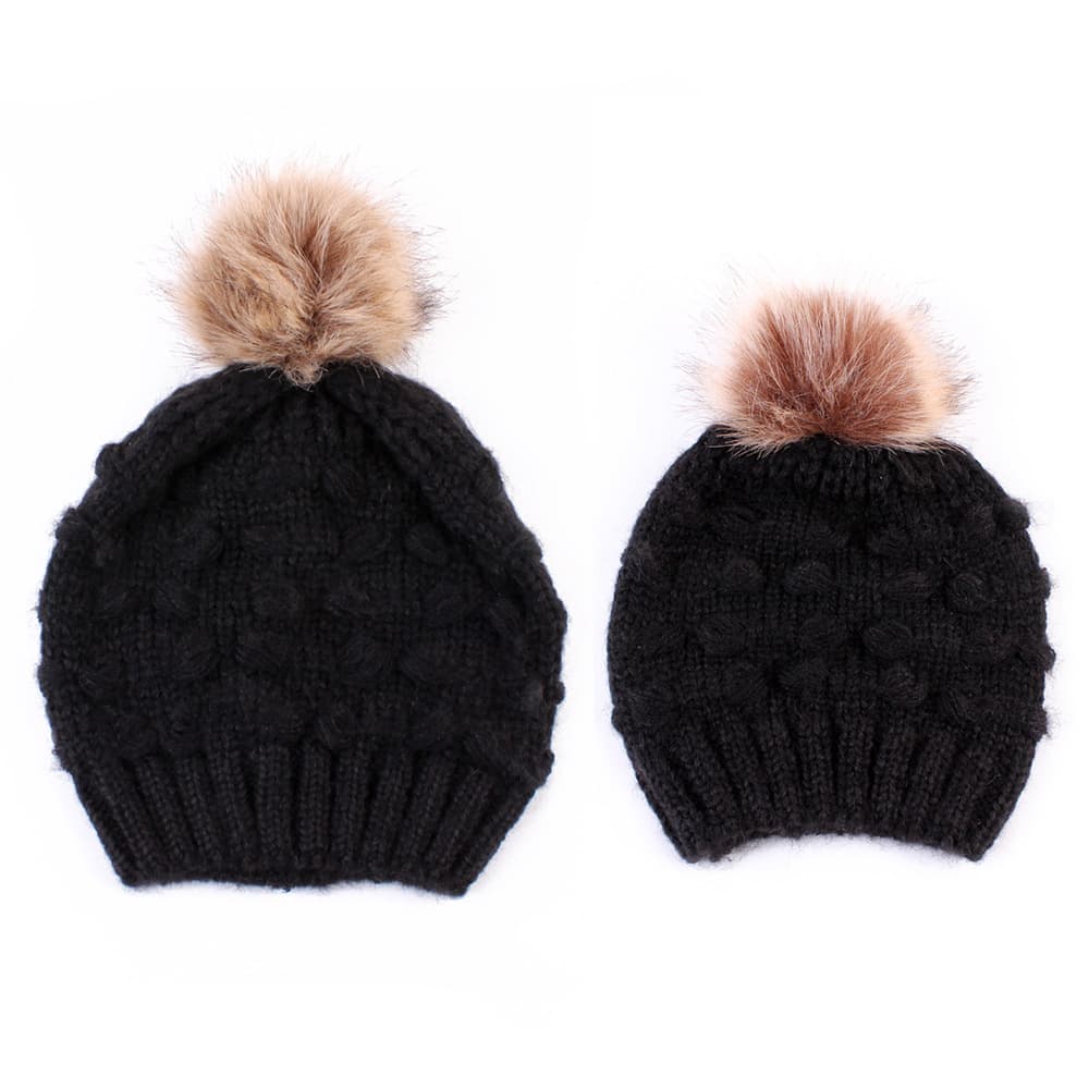 Gorro infantil de punto con pompón y decoración mariposa