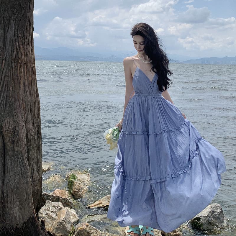 Vestido sin espalda con volantes y escote V