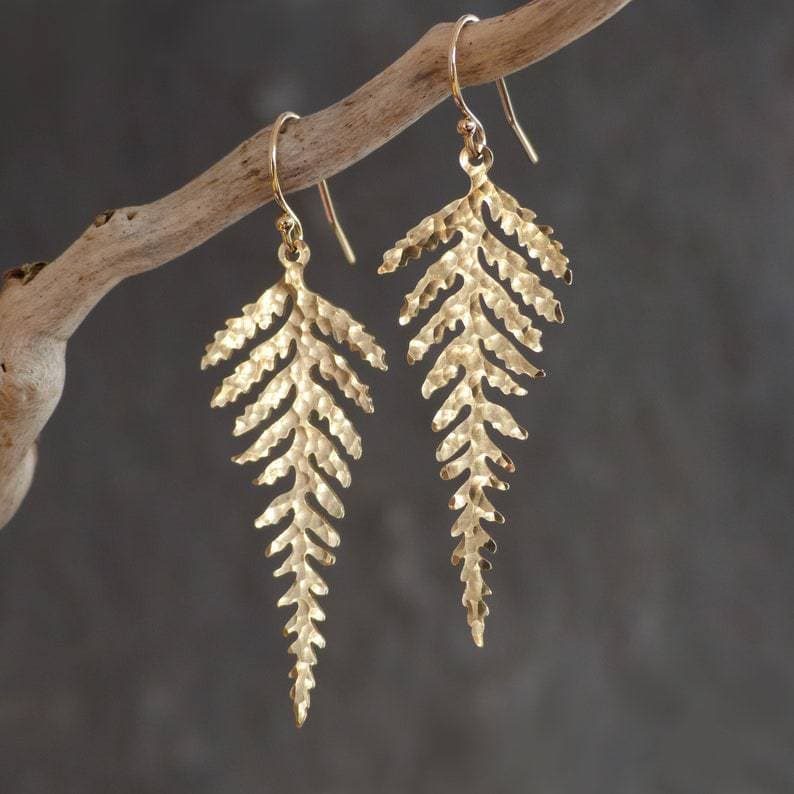 Aretes bohemios con borla y hoja dorada
