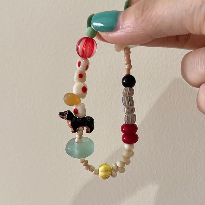 Pulsera de cuentas coloridas con diseño de perro