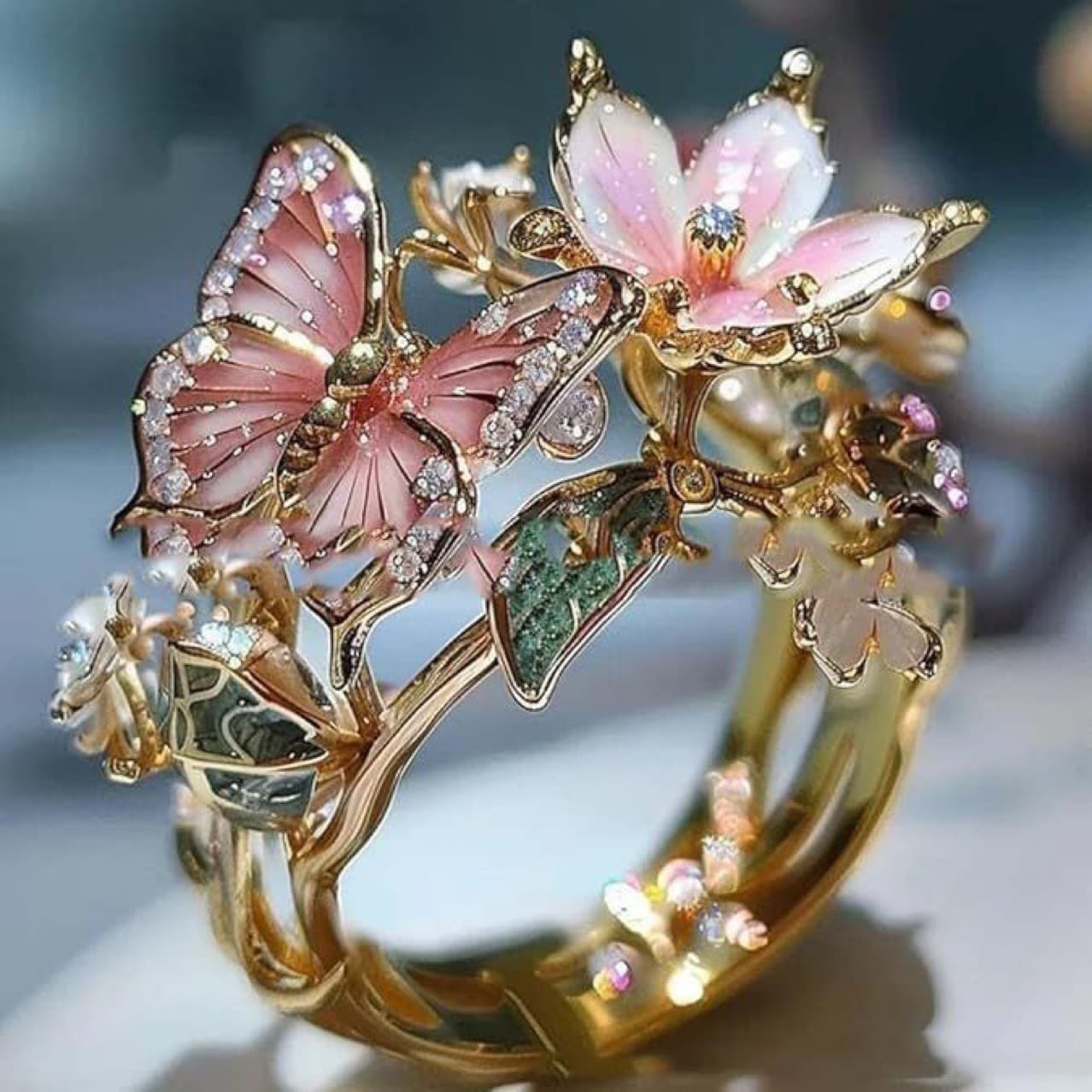 Anillo mariposa con flores y gemas brillantes