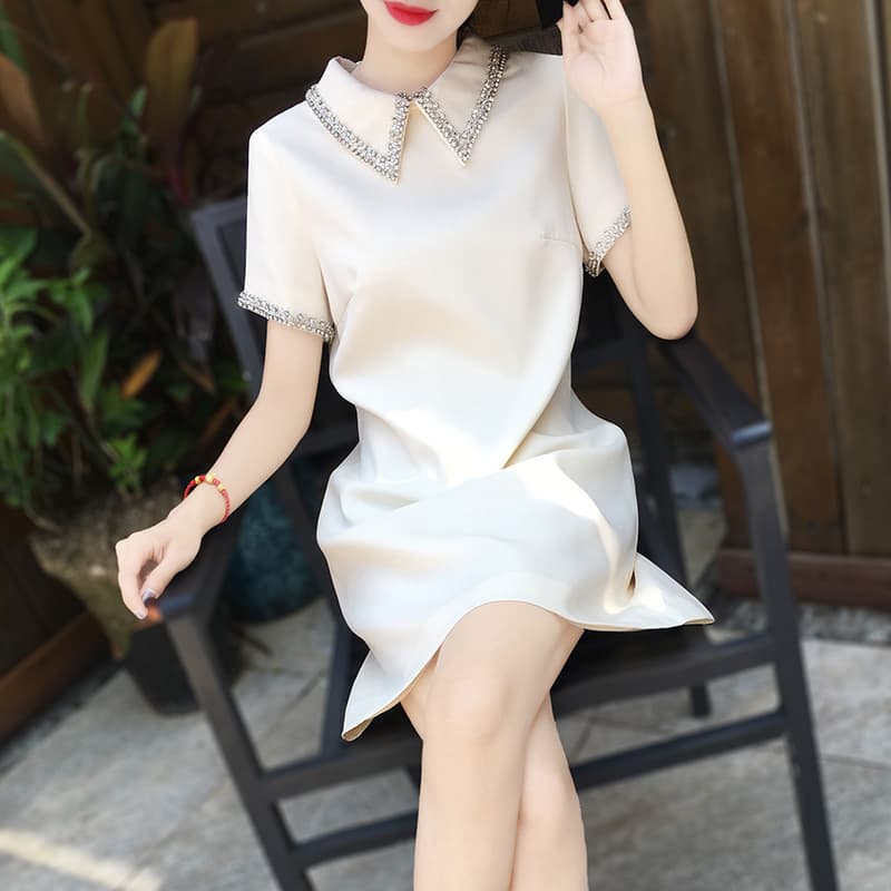 Vestido de verano con aplicaciones de perlas