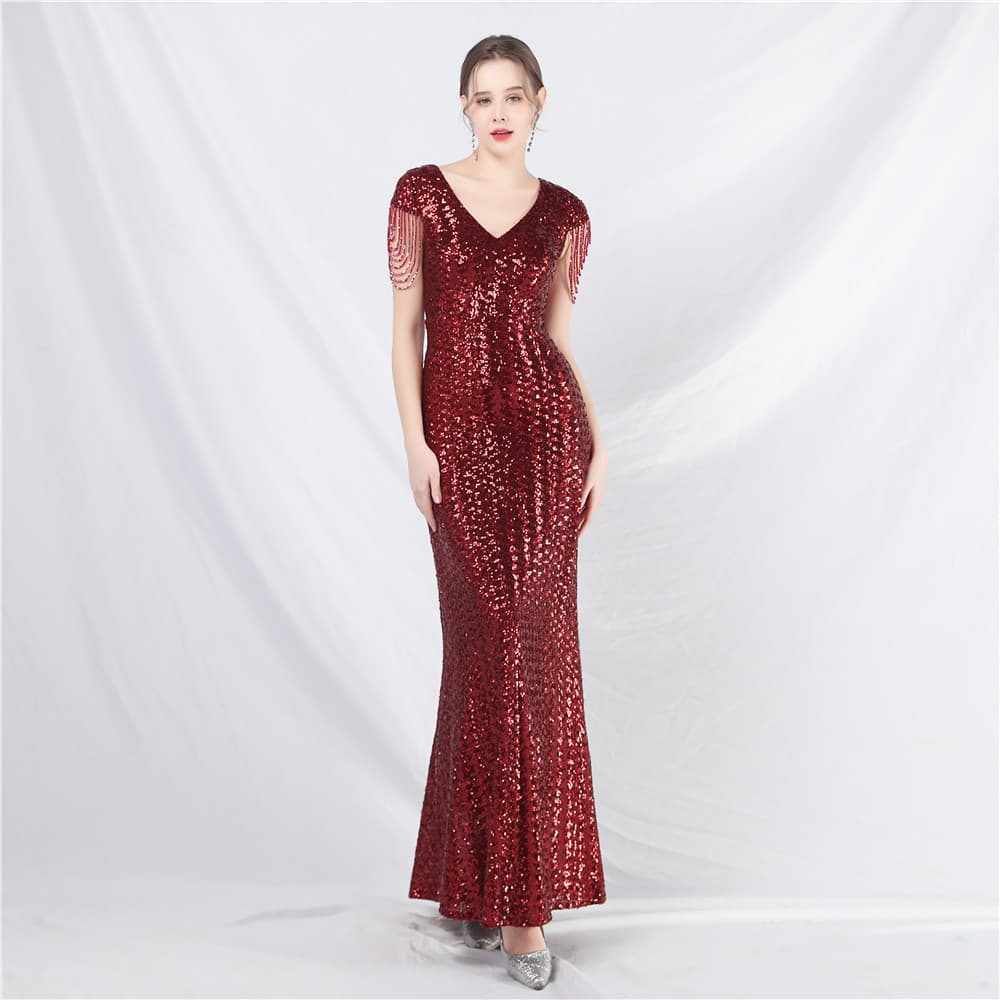 Vestido con falda acampanada y detalles de lentejuelas