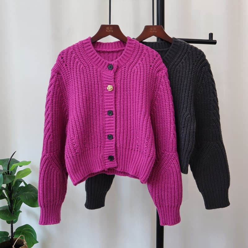 Cardigan grueso de cuello redondo con diseño elegante