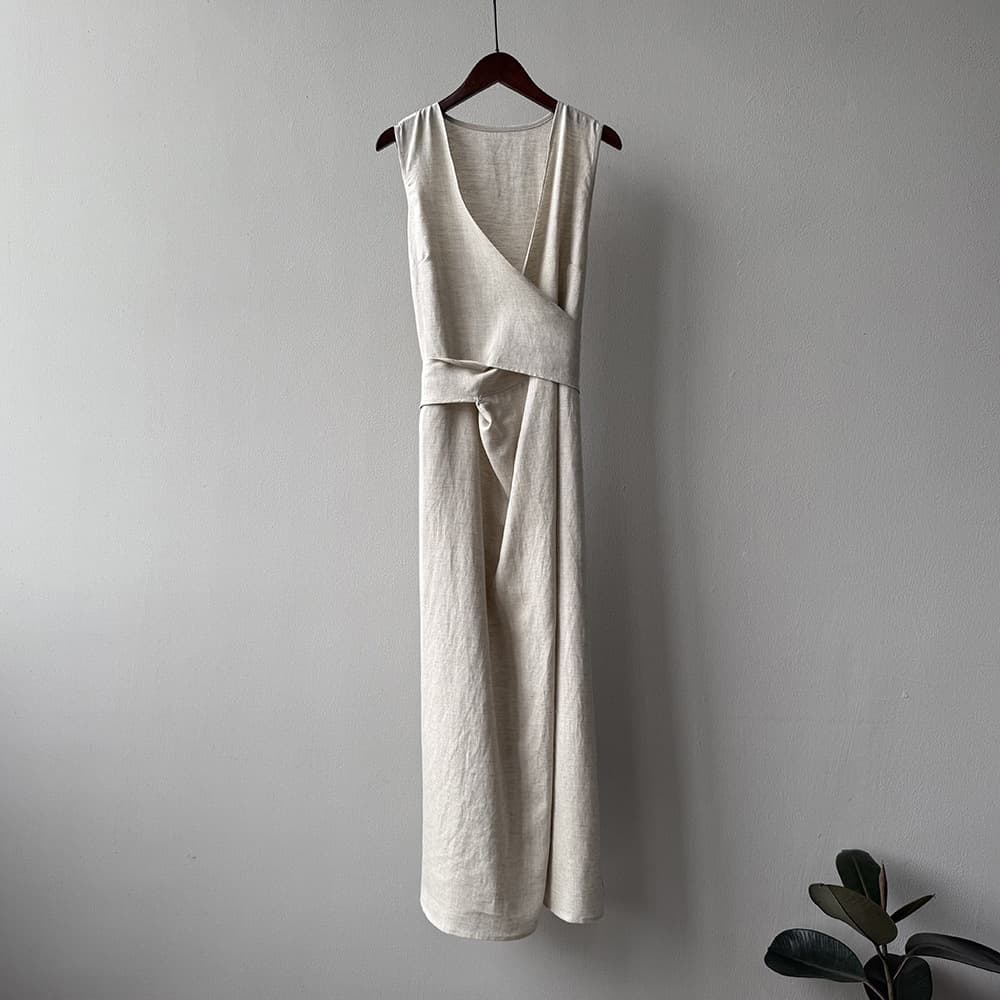 Vestido sin mangas con cuello V en lino y tencel