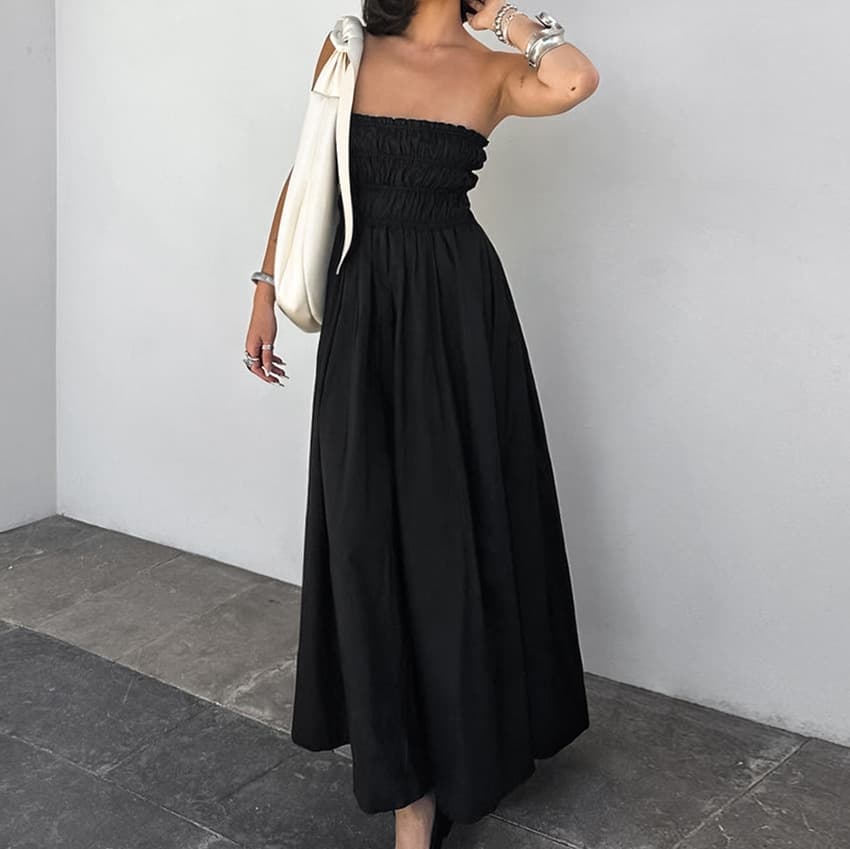 Vestido negro sin tirantes de cintura alta