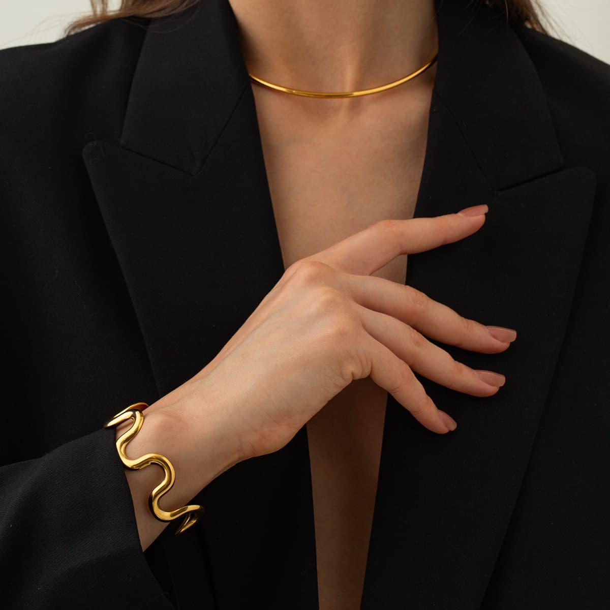 Brazalete ondulado dorado para mujeres