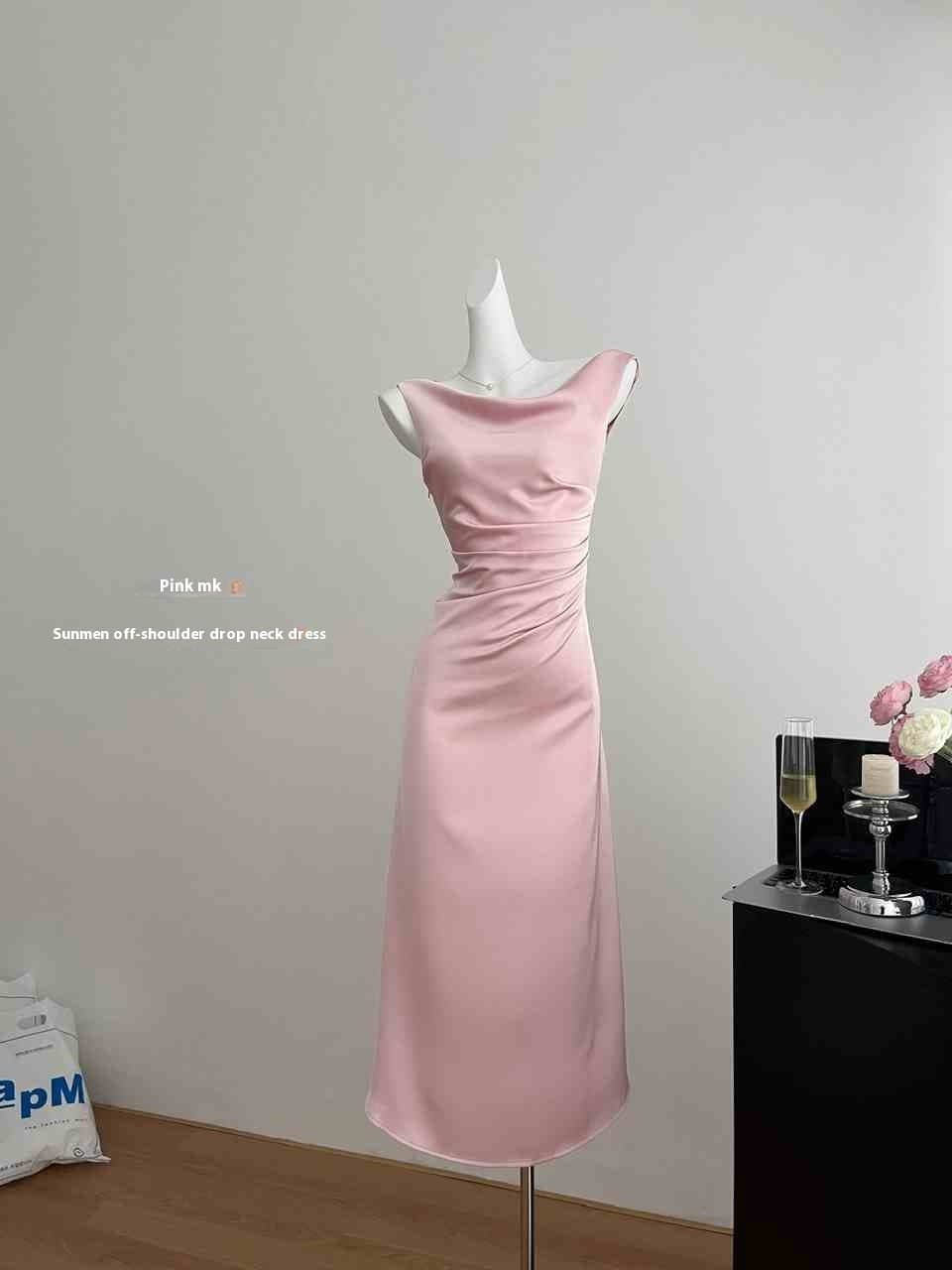 Vestido sin mangas con falda tipo cola de pez y cuello swing