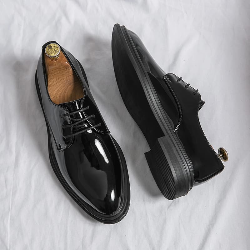 Zapatos de cuero británicos puntiagudos brillantes