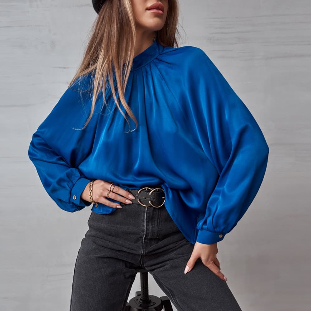 Blusa con cuello alto irregular y mangas farol