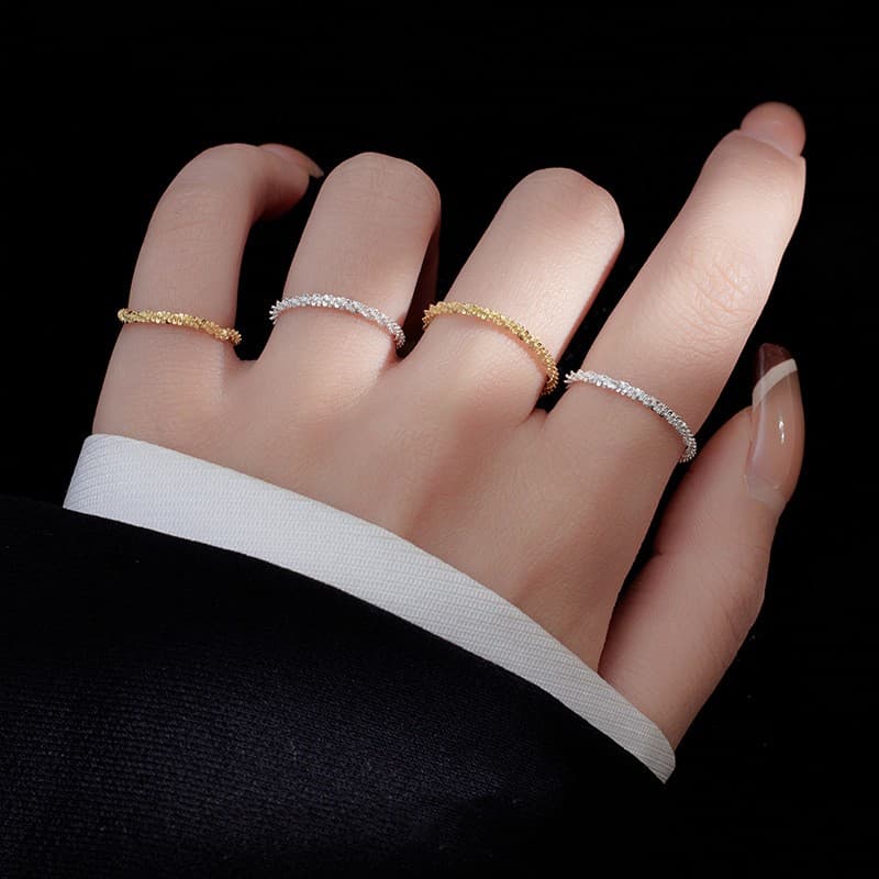 Pulsera delgada con anillo geométrico versátil