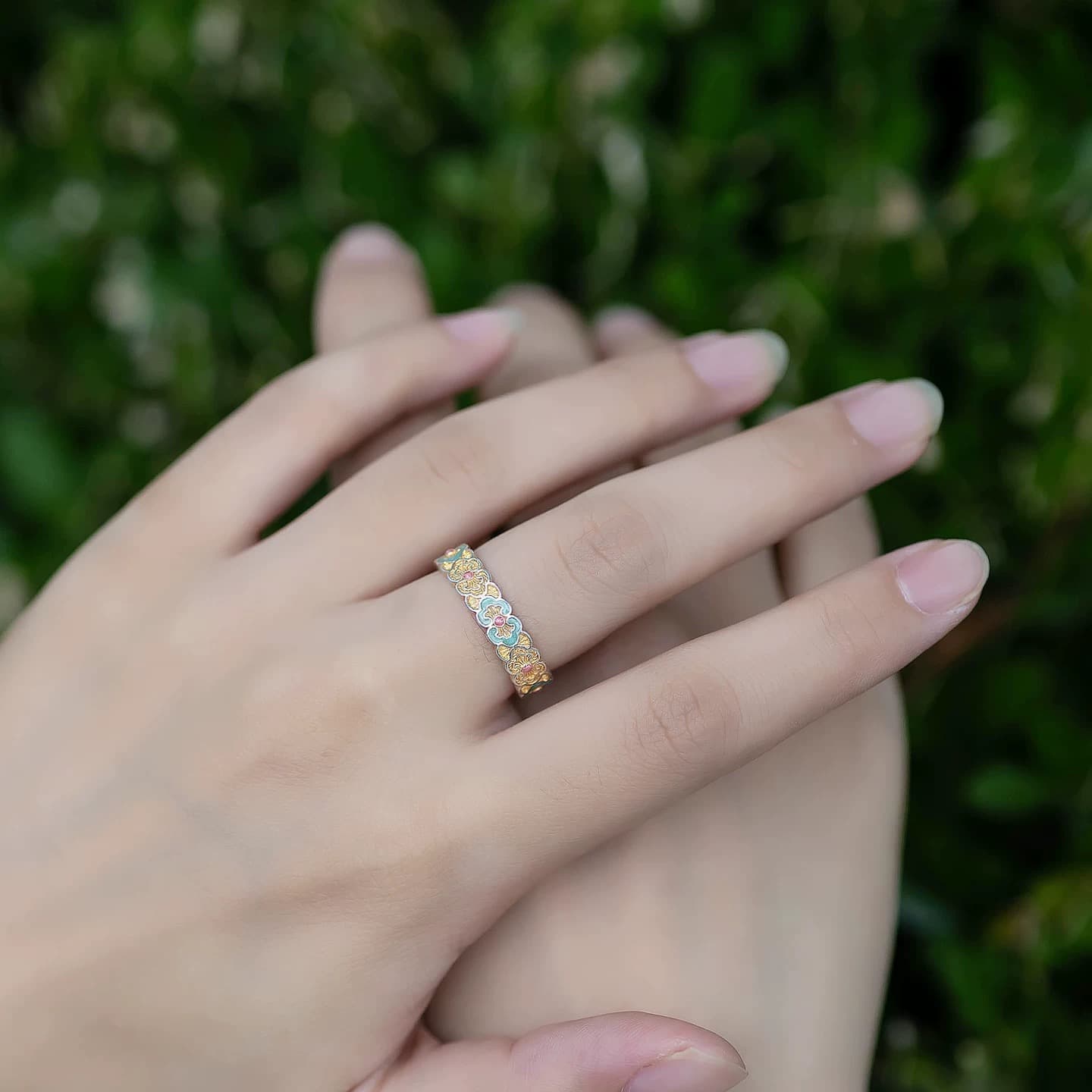Anillo de trébol de plata 999 con esmalte y filigrana