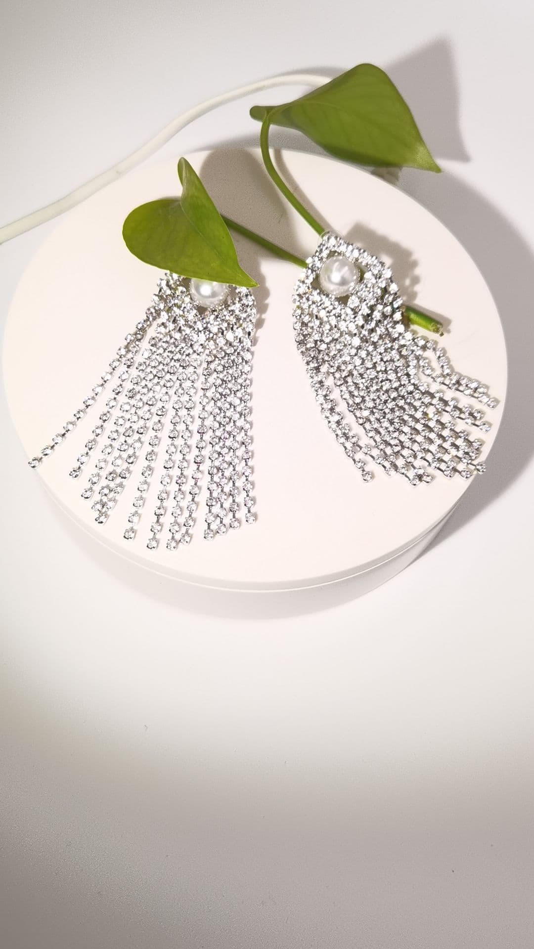 Aretes de flecos con perla y circones cúbicos