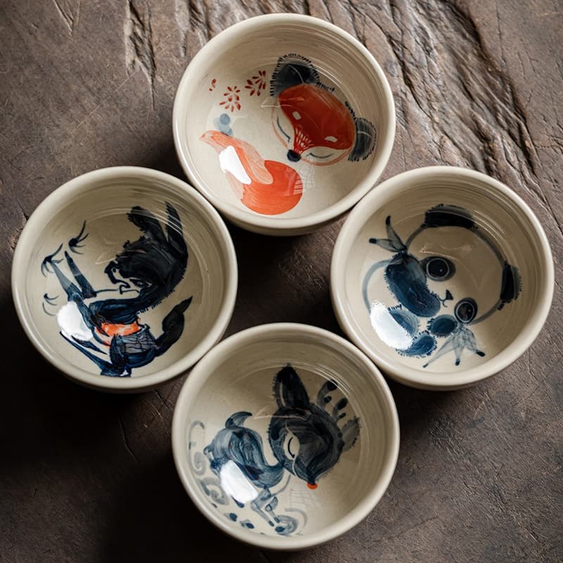Taza cerámica para té gris con animal pintado a mano