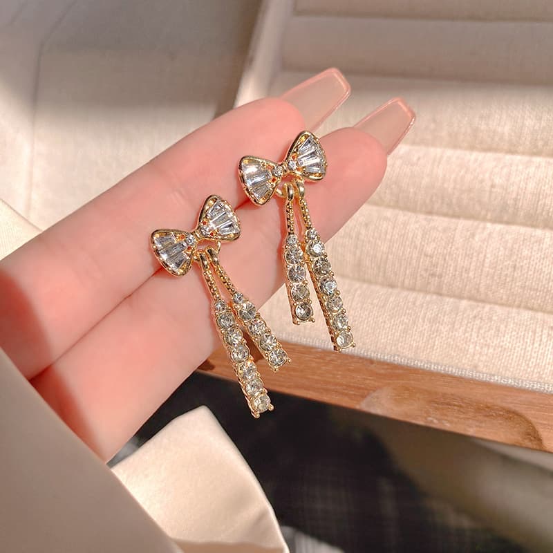 Aretes de mariposa con cristales de moda