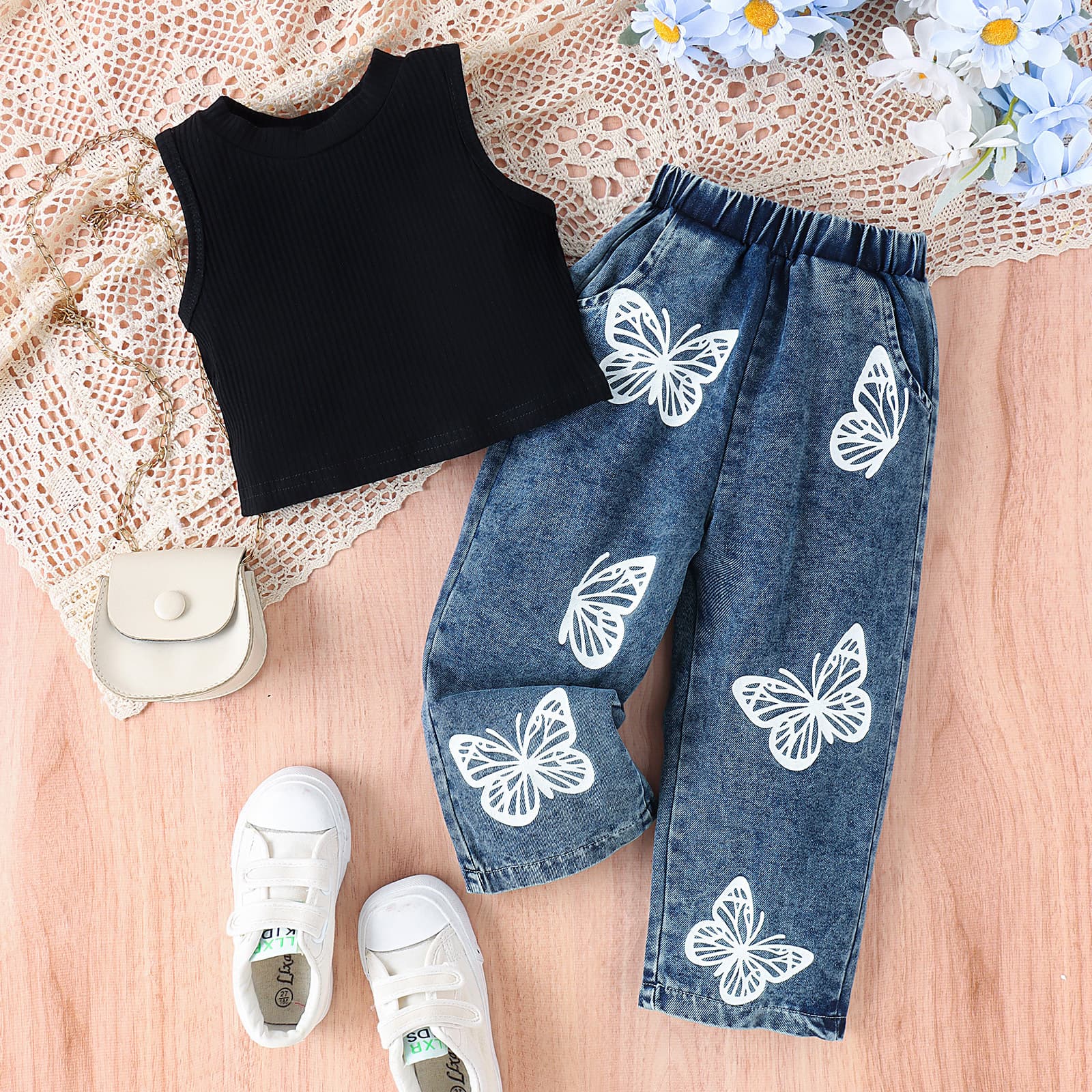 Traje para niña con estampado de mariposa