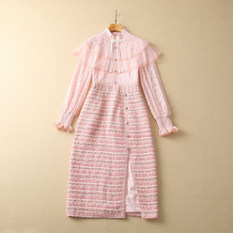 Vestido ajustado con cuello alto, manga larga y abertura frontal