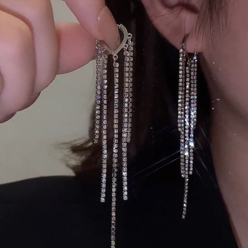 Aretes largos con flecos y diamantes