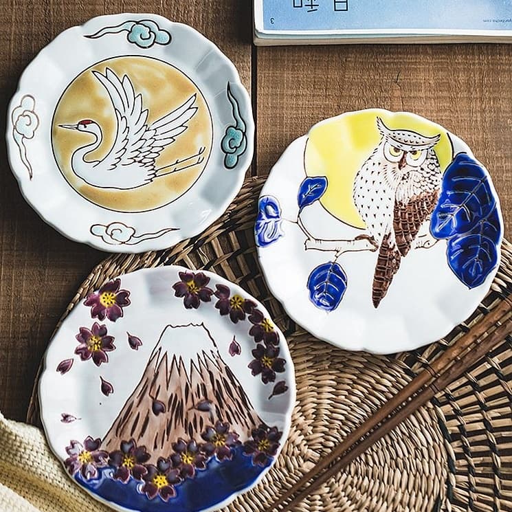 Plato de porcelana retro con diseño floral, estilo japonés
