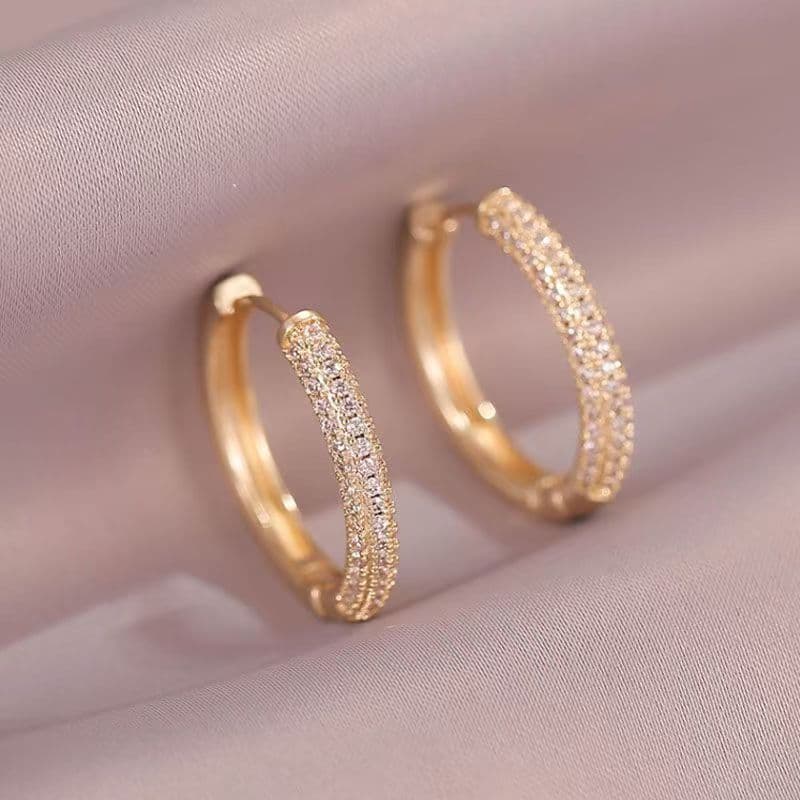Aretes de circonia con acabado chapado dorado