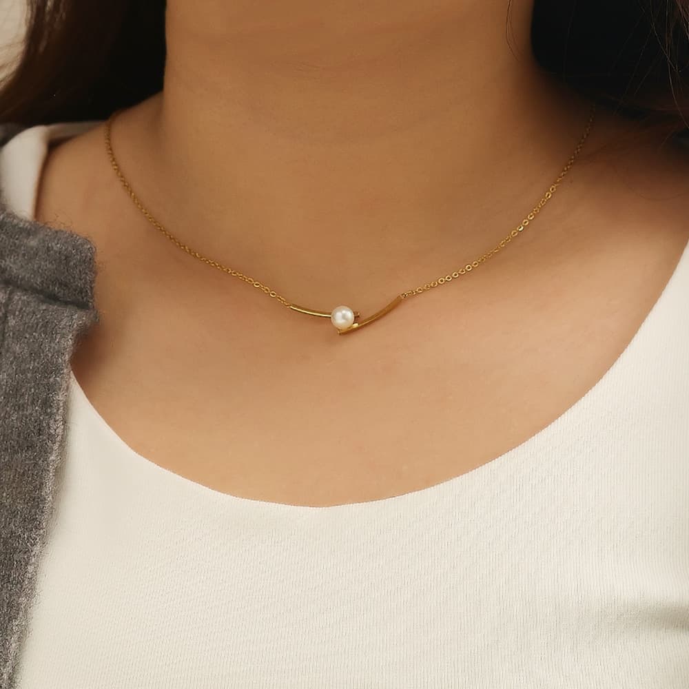 Collar de acero titanio con dije de perla chapado en oro