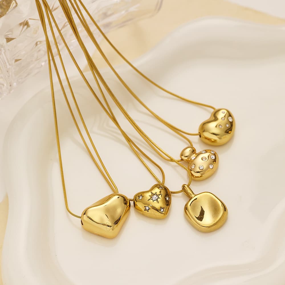 Collar clavícula de titanio con corazón diamante