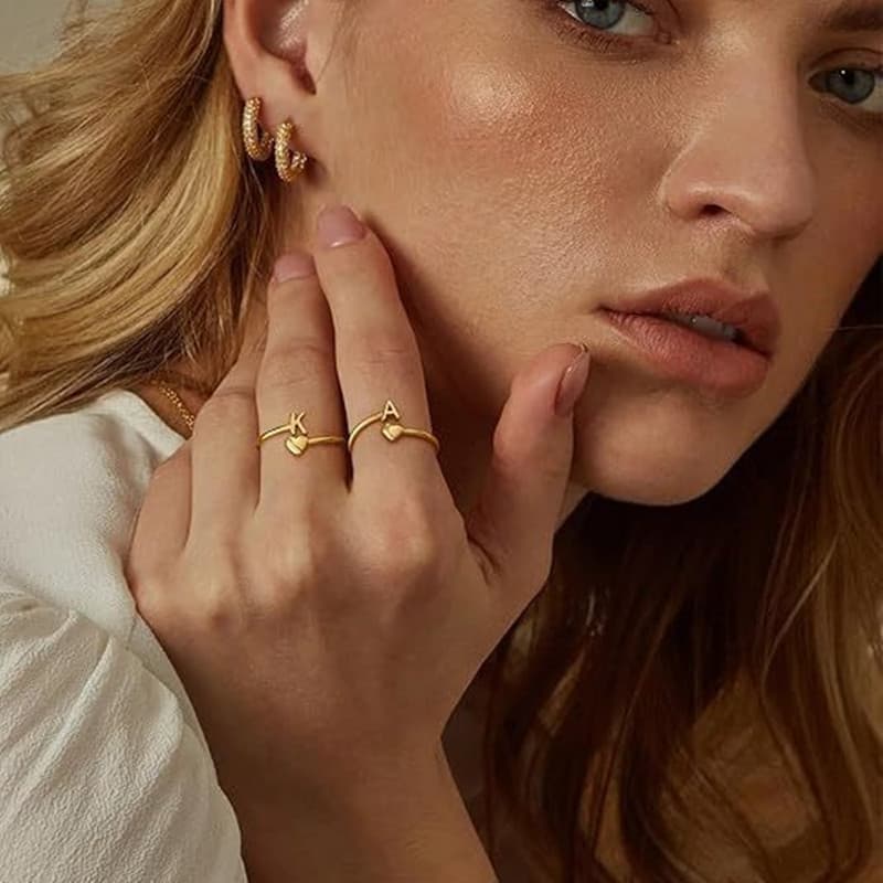 Anillo chapado en oro con letra personalizable