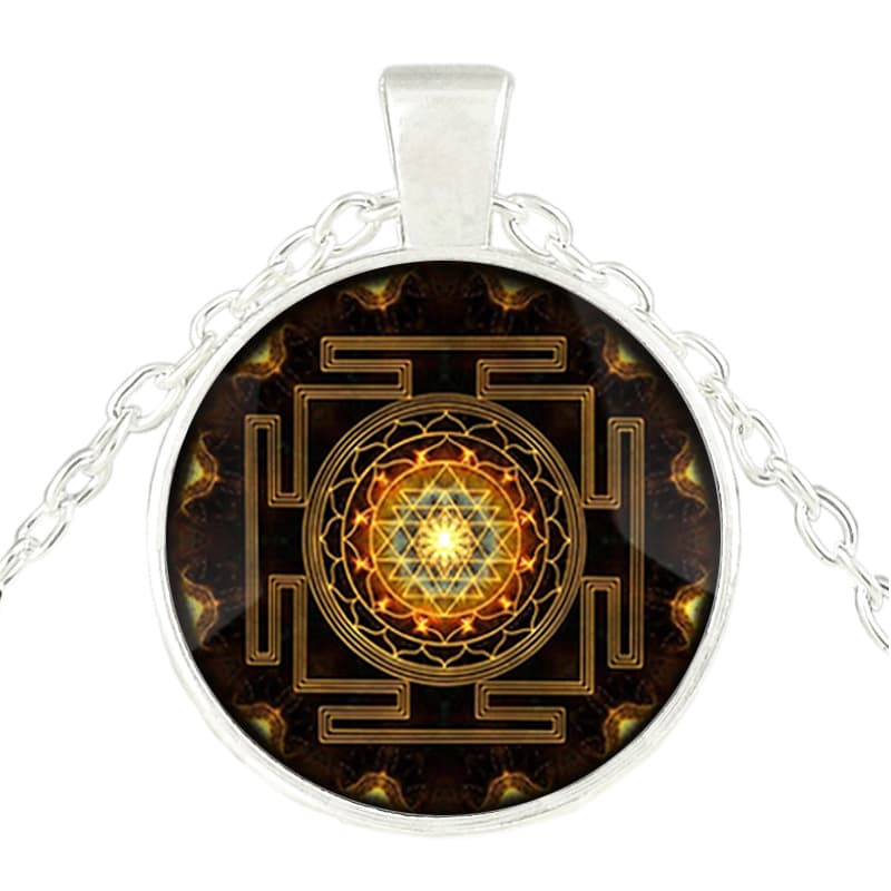 Collar con colgante yantra de gema