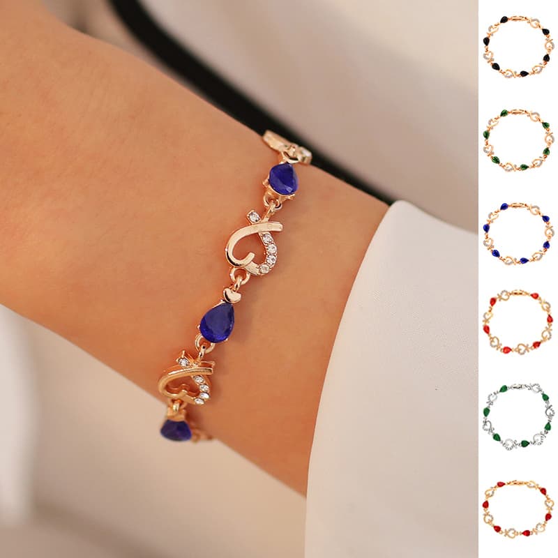 Pulsera hueca con forma de corazón y diamantes