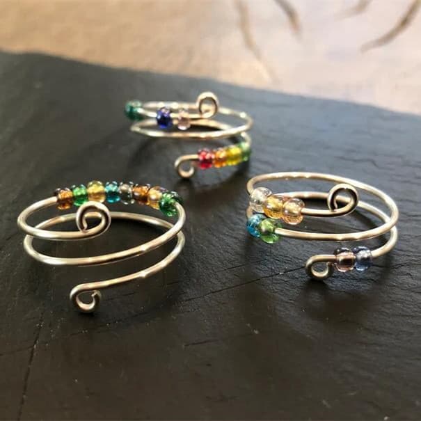Anillo giratorio de cuentas multicolores contra el estrés