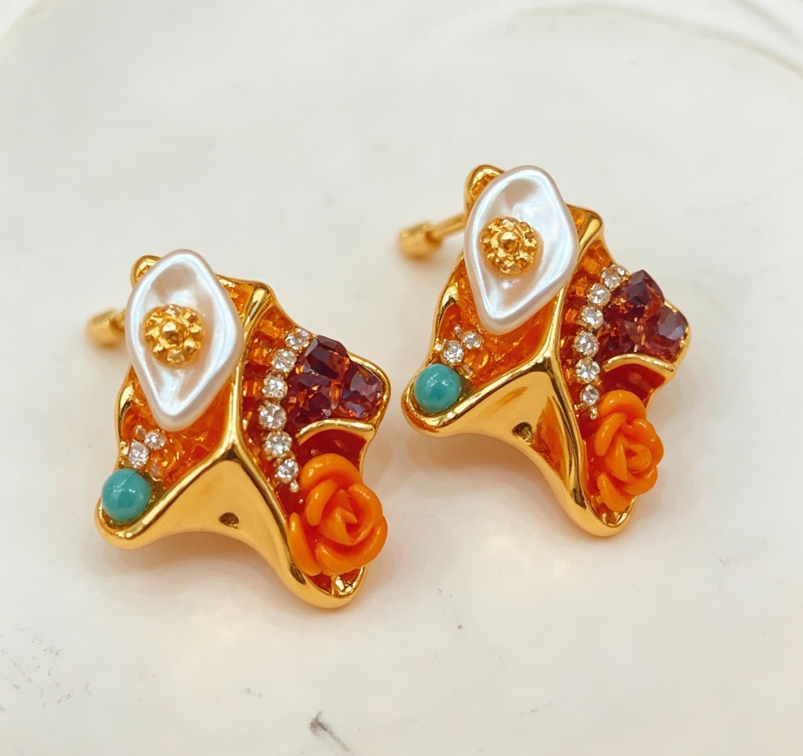 Aretes de diseño floral vintage con perla de cristal y plata