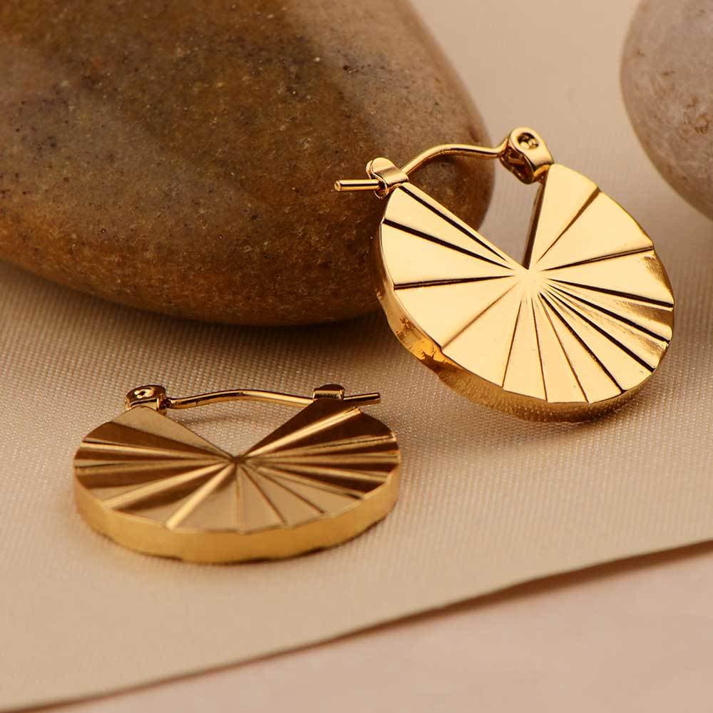 Aretes de titanio con forma de concha dorados