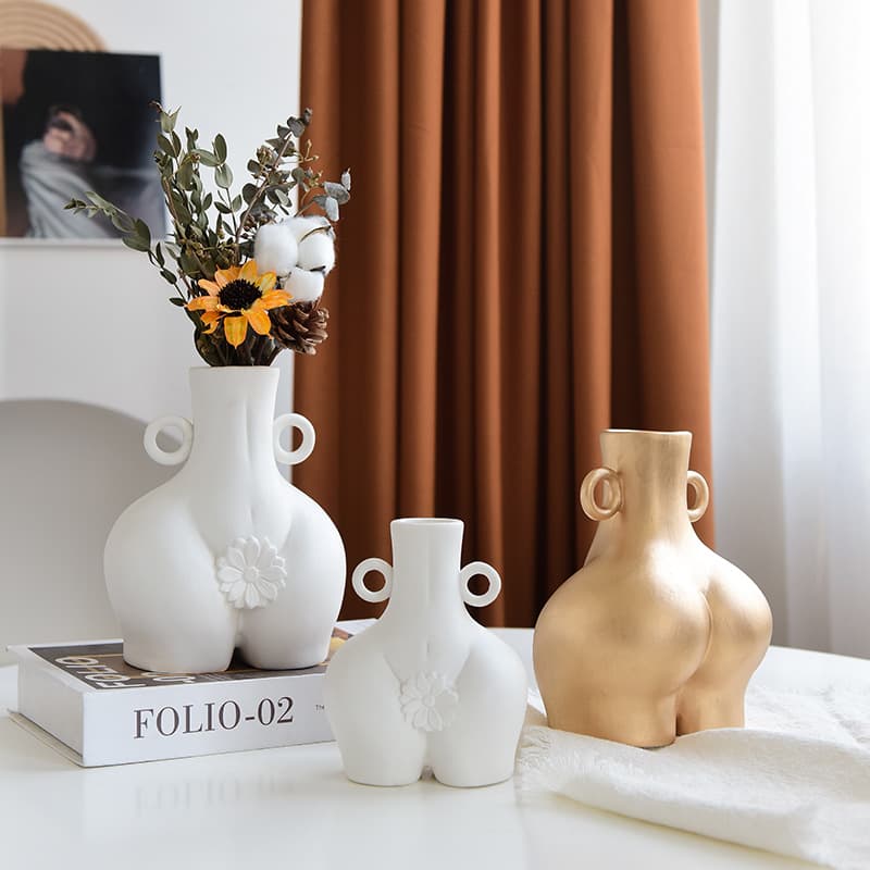 Jarrón de cerámica con forma corporal para decoración