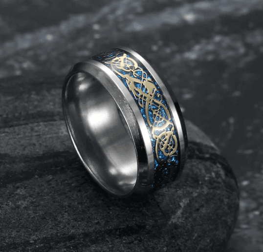 Anillo de boda con patrón de escamas y acero titanio