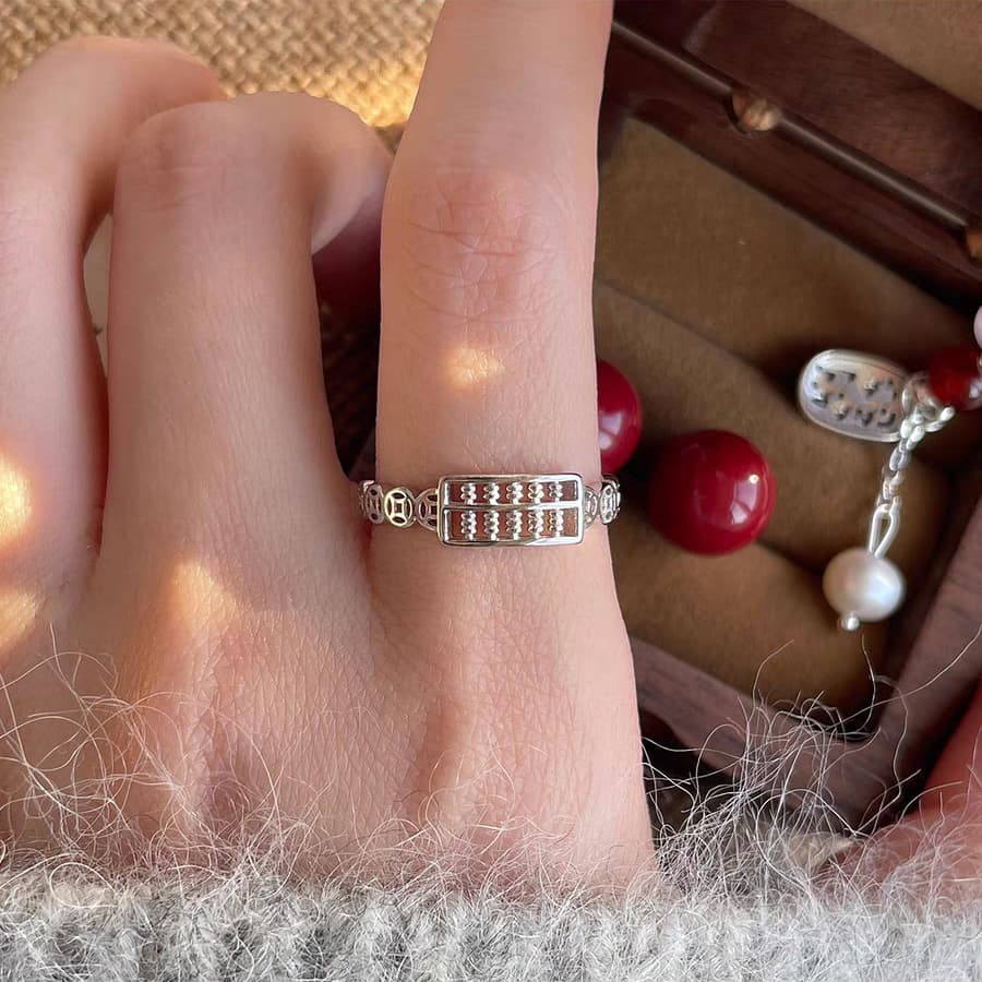 Anillo abierto ábaco y moneda, estilo retro de la suerte