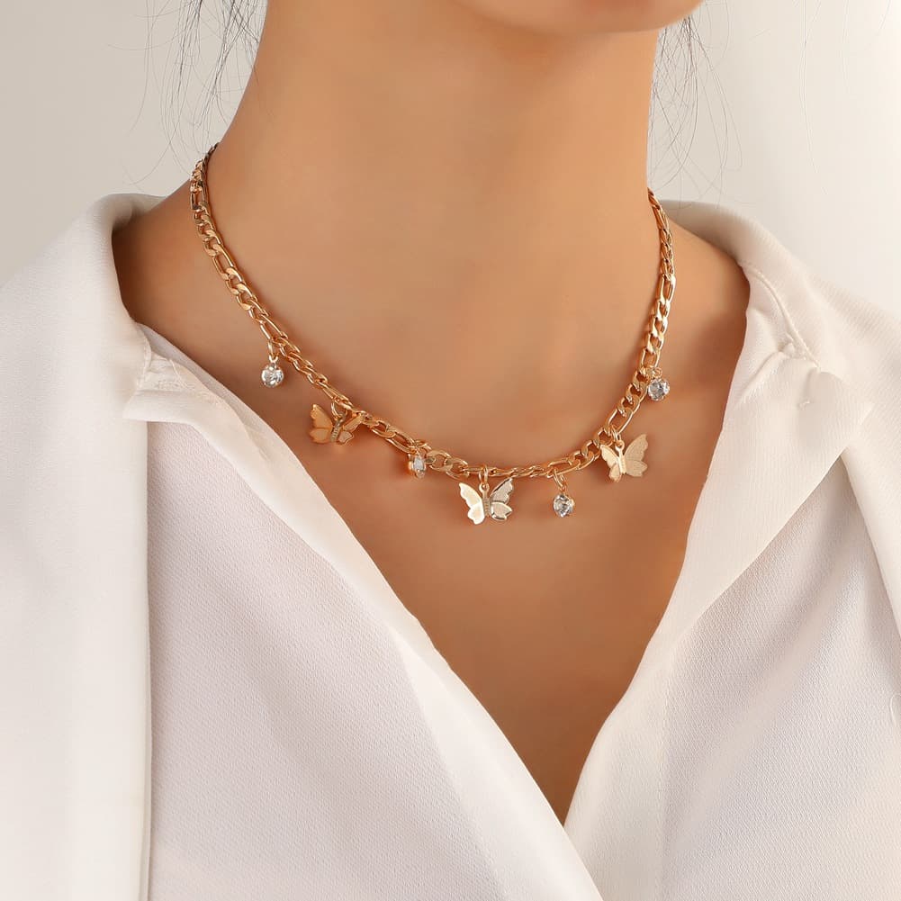 Collar con colgante mariposa de metal