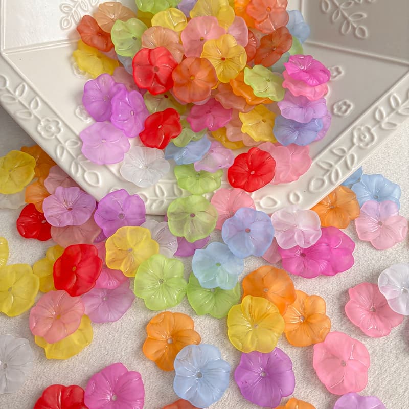 Cuentas de flor acrílica con acabado mate para joyería