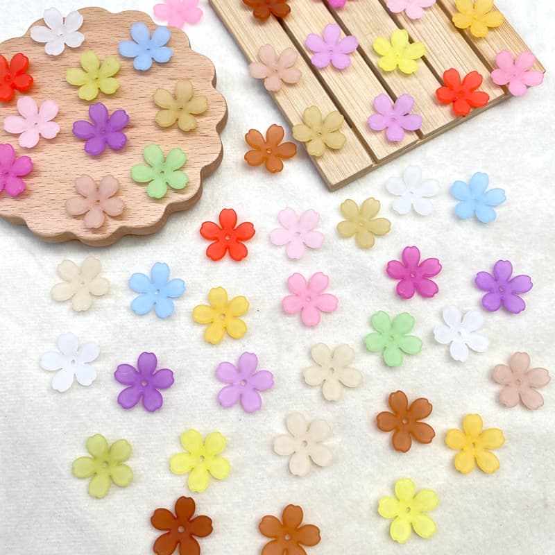 Cuentas de flor acrílica mate de cinco pétalos para joyería