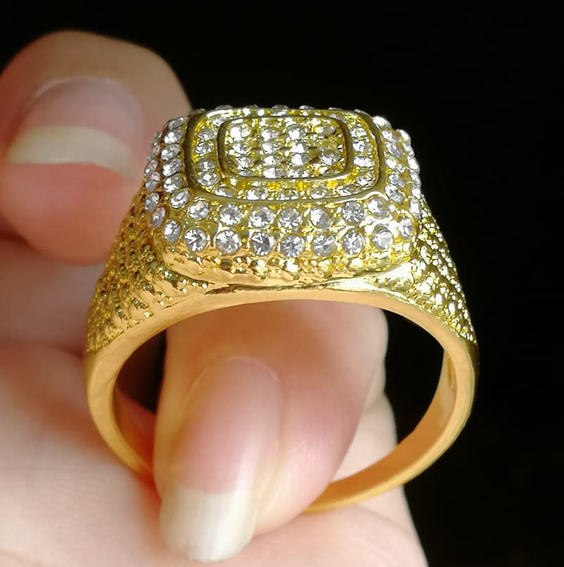 Anillo dorado con incrustaciones de circón para hombre