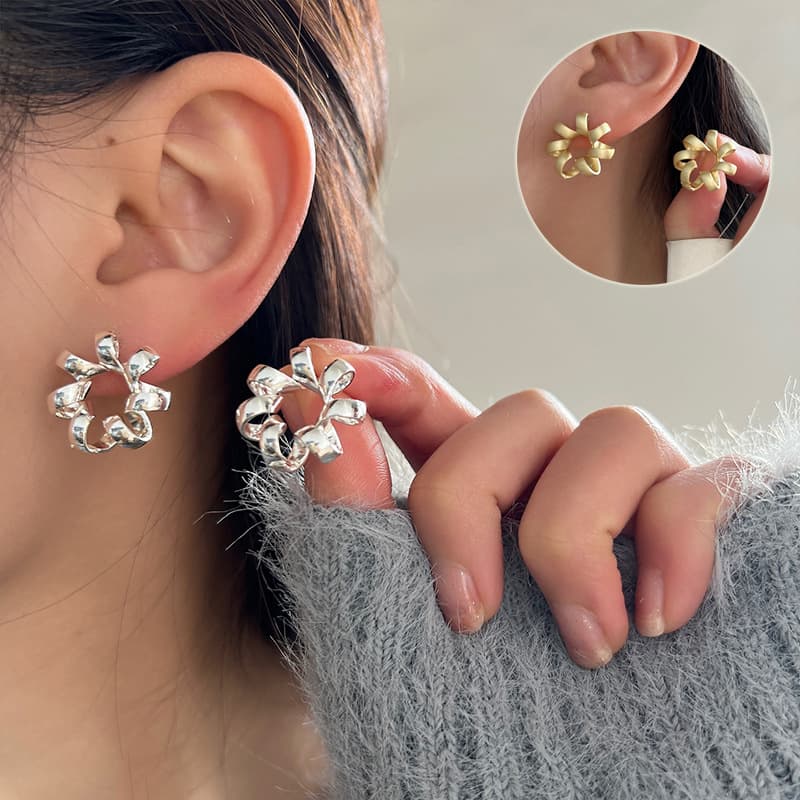 Aretes de botón geométricos con efecto retorcido