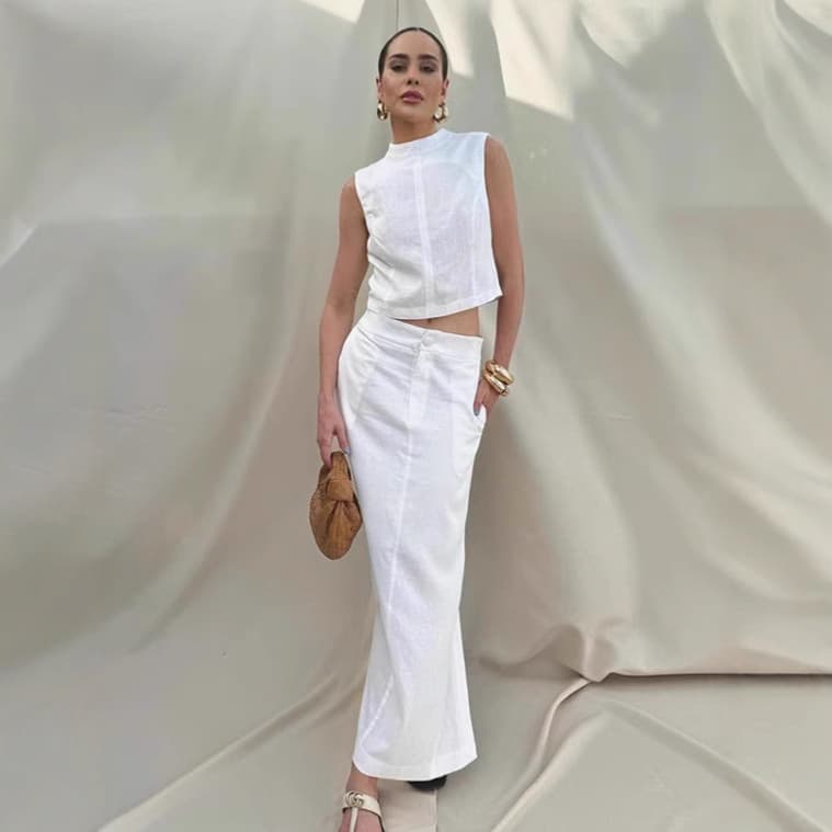 Conjunto de top y falda larga blanco con cuello alto sin mangas