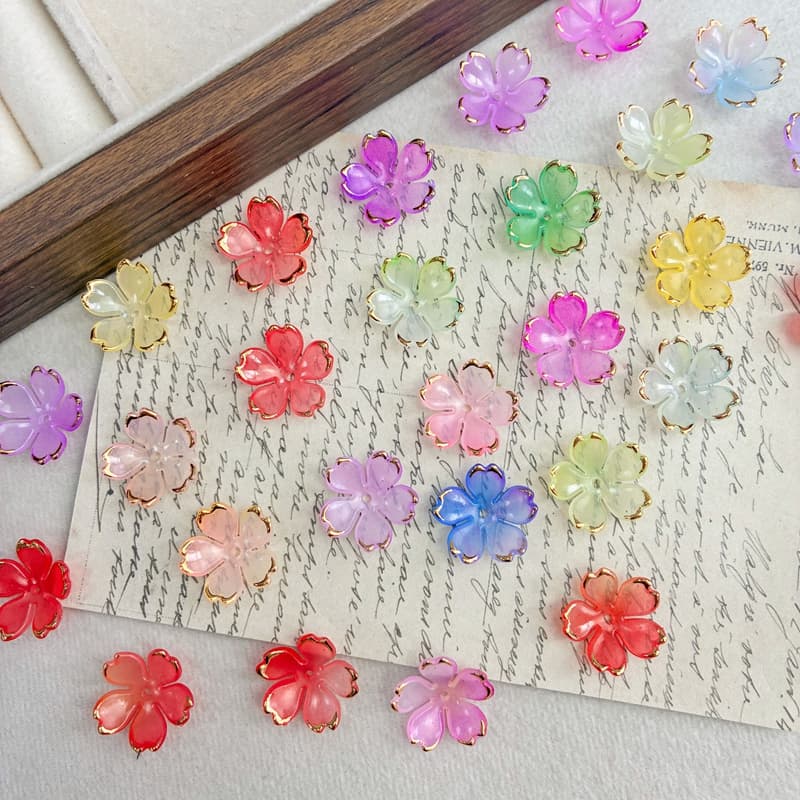 Cuentas de flor de cerezo acrílico de 5 pétalos con borde dorado