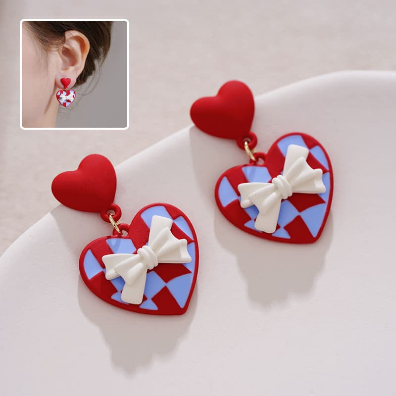 Aretes rojos de moño con diseño de corazón