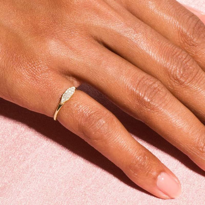 Anillo de circón micropavé chapado en oro