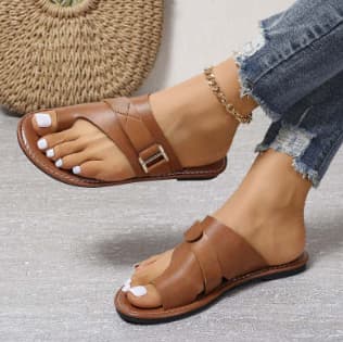 Pantuflas de mujer con tacón plano y diseño clásico