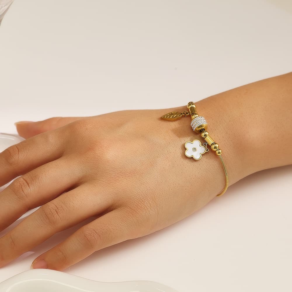 Pulsera de acero inoxidable con diseño geométrico dorado