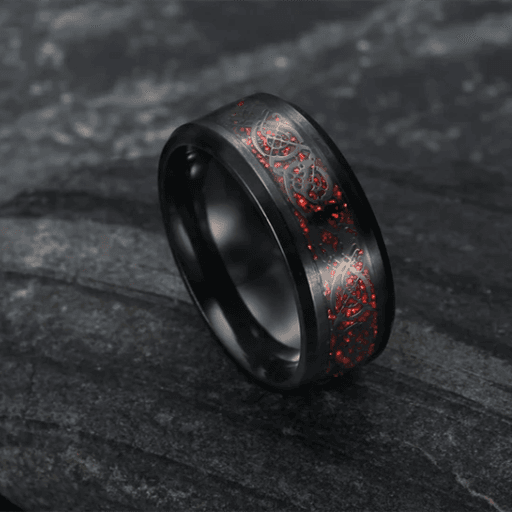 Anillo de boda con patrón de escamas y acero titanio