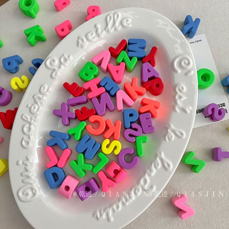 Cuentas acrílicas letras mate goma colores brillantes
